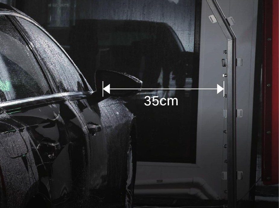 The wash arm holding a constant 35 cm distance from the car body