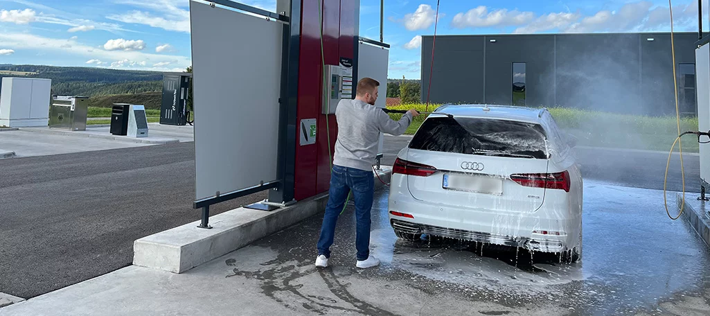 TaKo self-service bay — drainage and floor